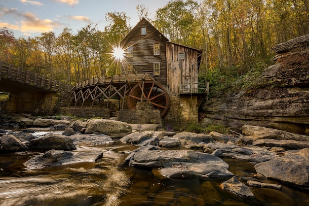 Noria y antiguo molino en el parque estatal Babcock en Virginia Occidental