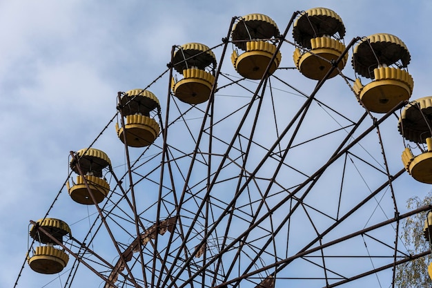 Noria en la ciudad de pripyat. Zona de exclusión de 30 km de Chernóbil. día gris sombrío de otoño, clima depresivo y un parque de diversiones abandonado después de la explosión en la planta de energía nuclear de Chernobyl