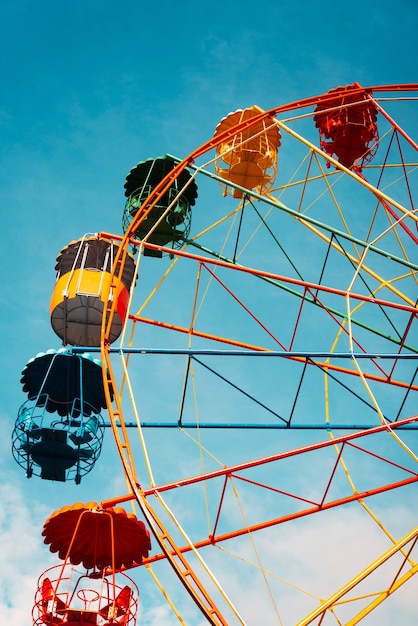 Noria contra el cielo azul claro en el parque de atracciones