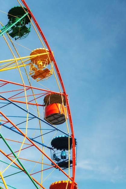 Noria contra el cielo azul claro en el parque de atracciones