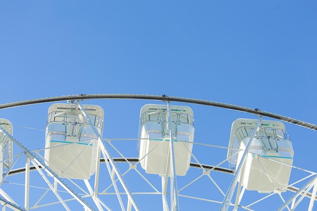 Noria en el fondo del cielo azul