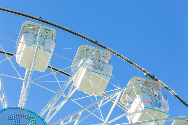 Noria en el fondo del cielo azul