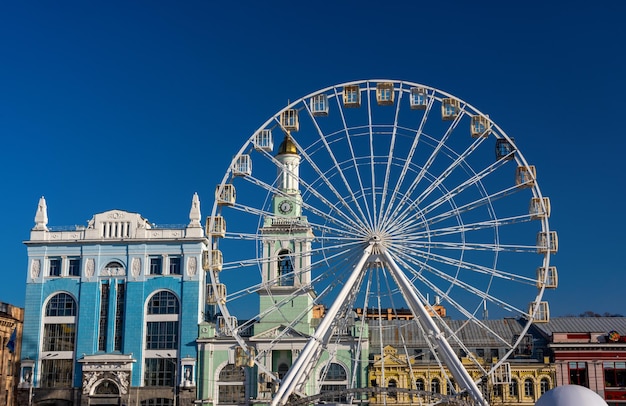 Noria en Kiev contra el cielo. Ucrania.