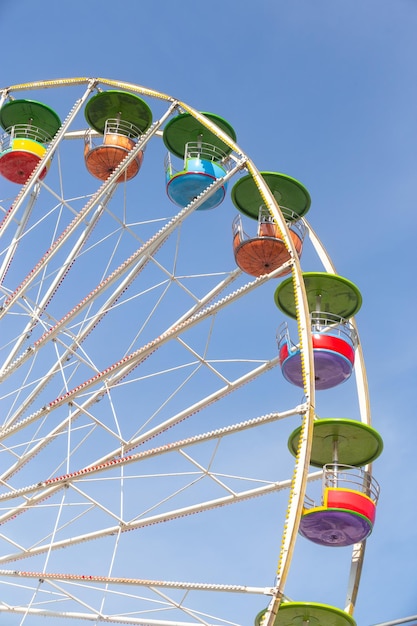 noria en el parque de atracciones al aire libre Tailandia