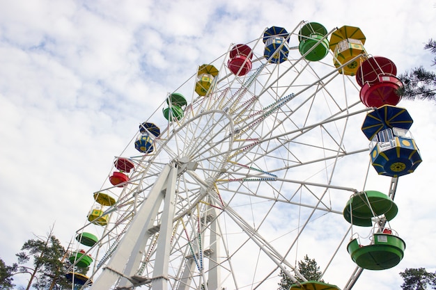 Noria en el parque contra el cielo azul