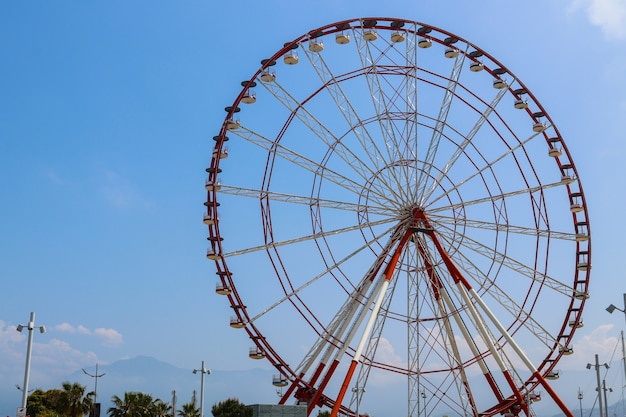 Noria en el terraplén de batumi en día soleado