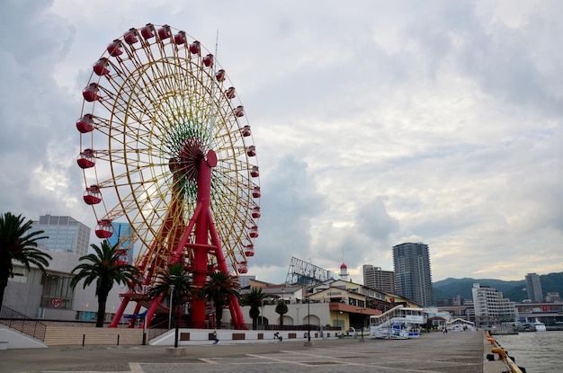 Noria y torre en Kobe Harborland el 9 de julio de 2015 en Kobe Japón