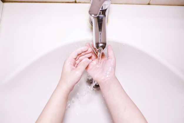 Normas de higiene. Lavarse las manos antes de las comidas. Tratamiento antibacteriano de manos con jabón. Una forma de prevenir la infección por virus. Protección contra el coronavirus.