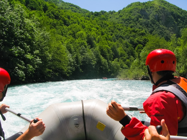 En el norte de Montenegro se aprobaron concursos de rafting. Al concurso asistieron representantes de diferentes países.