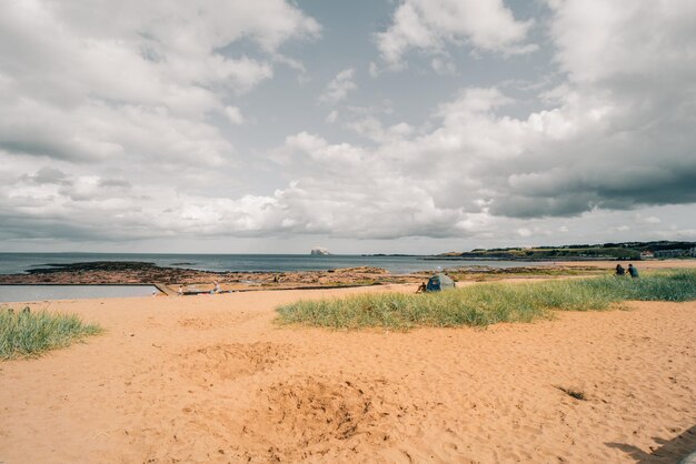 North berwick east lothian escócia reino unido julho 2023 turistas na praia em uma tarde ensolarada