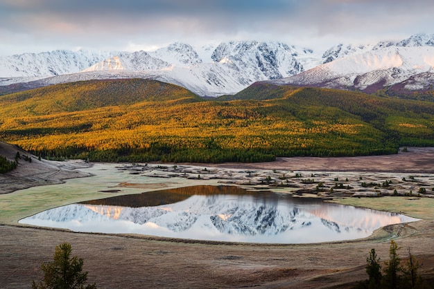 North Chuysky Range und See Dzhangyskol bei Sonnenaufgang. Russland, Altai, Yeshtykol Trakt