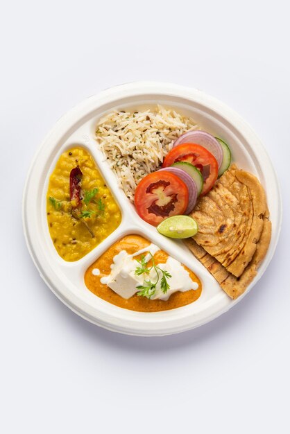 North Indian mini refeição parcel platter ou combo thali com manteiga de paneer masala roti dal e arroz