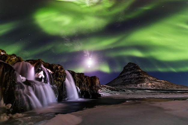 Northern Light Aurora borealis em Kirkjufell na Islândia Kirkjufell montanhas no inverno