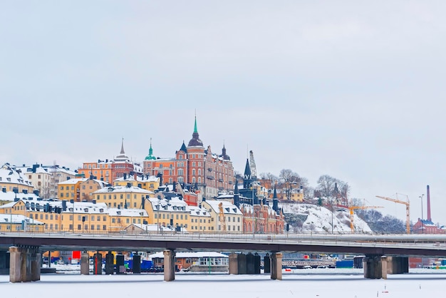 Northern Sodermalm y el puente a Riddarholmen en invierno Estocolmo. Sodermalm es un área de distrito de la ciudad, a menudo denominada distrito, en el centro de Estocolmo, Suecia.