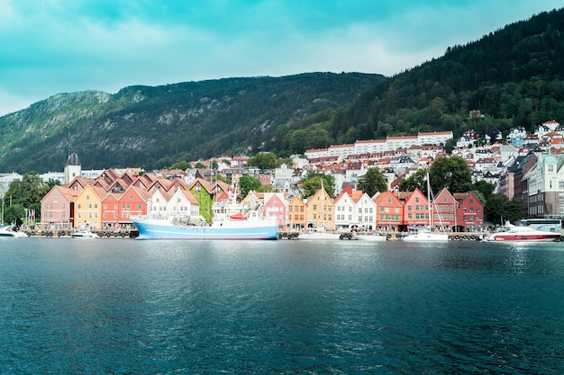 Noruega, Bergen - 25 de agosto de 2019: vista do cais para a cidade de Bergen com casas de madeira coloridas