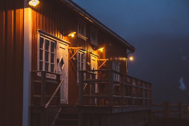 Noruega casas de rorbu y montañas rocas sobre el paisaje del fiordo vista de viaje escandinava lofoten