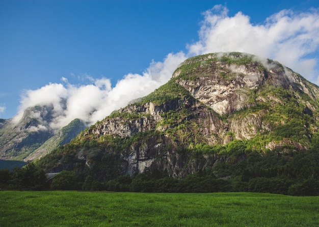 Noruega hermoso paisaje de terreno montañoso
