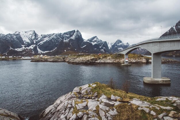 Foto noruega montanha nas ilhas lofoten paisagem natural escandinava lugar para texto ou publicidade