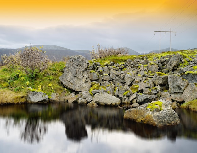 Noruega naranja vívida horizontal atardecer cerca de la carretera río reflexiones telón de fondo