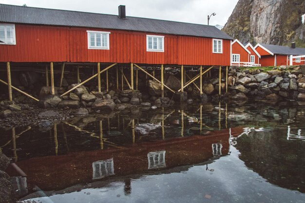 Foto noruega rorbu casas e montanhas rochas sobre fjord paisagem escandinava viagem vista lofoten