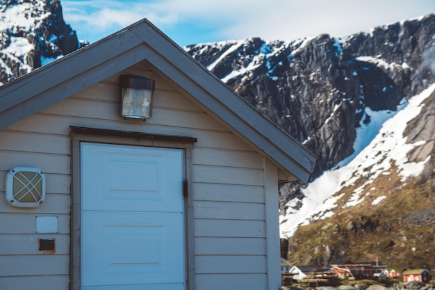 Foto noruega rorbu casas e montanhas rochas sobre fjord paisagem viagem escandinava vista lofoten