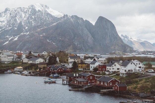 Noruega rorbu casas y montañas rocas sobre el paisaje del fiordo escandinavo vista de viaje lofoten