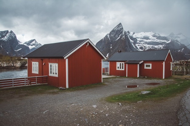 Noruega rorbu casas y montañas de rocas sobre el paisaje de los fiordos viajes escandinavos ver Lofoten