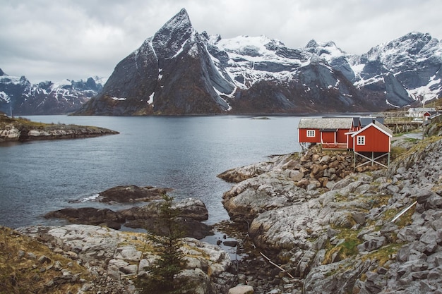 Noruega rorbu casas y montañas rocosas sobre el paisaje del fiordo escandinavo