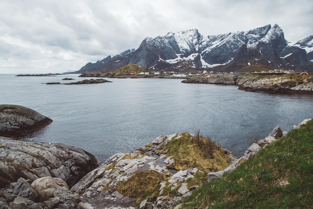 Noruega rorbu casas y montañas rocosas sobre el paisaje del fiordo escandinavo