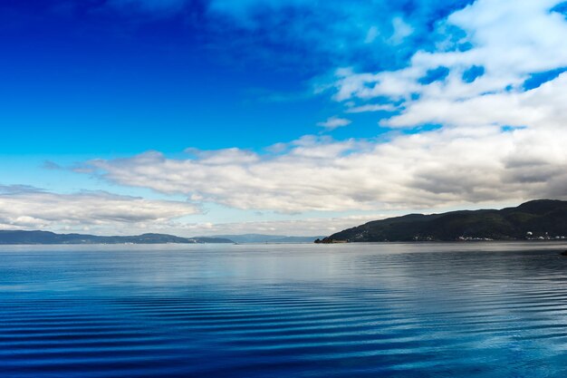 Norwegen-Inseln im Ozeanlandschaftshintergrund hd