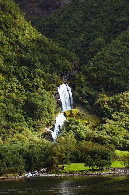 Norwegen-Landschaft mit großem Wasserfall Malerische Landschaft Berge von Norwegen Reisen