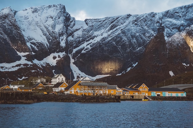 Norwegen Rorbu Häuser und Berge Felsen über Fjord Landschaft skandinavischen Reiseansicht Lofoten