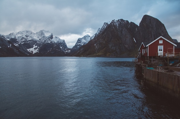 Norwegen-rorbu-Häuser und -berge schaukeln über skandinavischer Reise der Fjordlandschaft