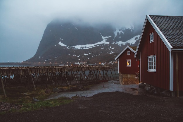 Norwegen-Rorbu-Häuser und Berge schaukelt über Fjordlandschaftsskandinavische Reiseansicht