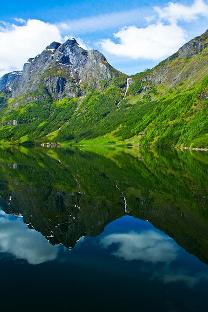 Norwegen, Skandinavien, Europa. Schöner Fjord und Küste.