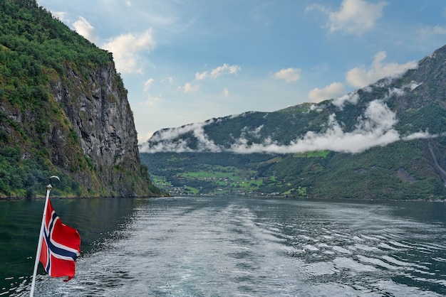 Norwegen, Sognefjord-Seelandschaft mit norwegischer Flagge
