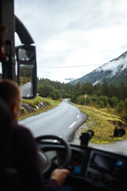 Foto norwegen straßenlandschaft auf hohen bergen foto der straße zwischen den bergen aus dem busfenster