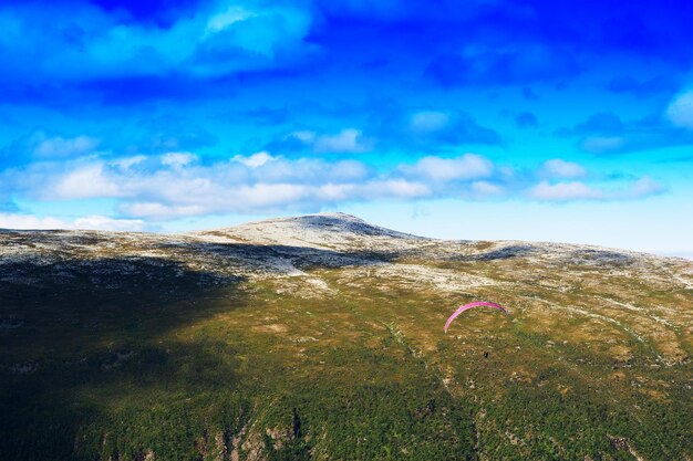 Norwegen-Tageslichtberg mit Drachenfliegerlandschaftshintergrund hd