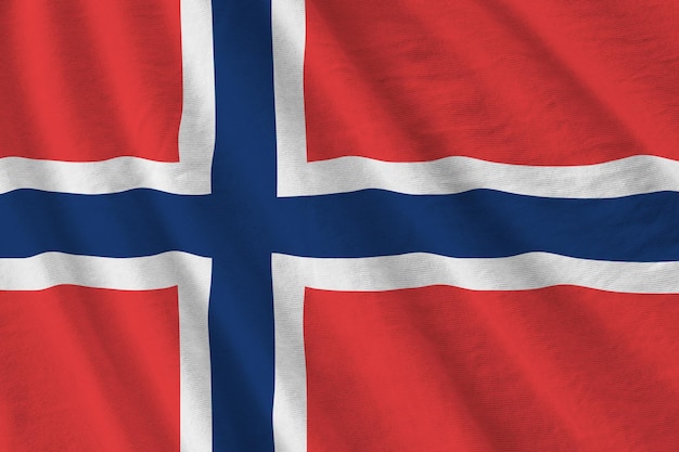 Norwegische Flagge mit großen Falten, die in der Nähe unter dem Studiolicht im Innenbereich winken Die offiziellen Symbole und Farben im Banner