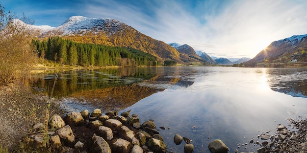 Norwegische Herbstsonnenuntergangslandschaft Fjord mit Reflexion von Bergen und Himmel in klarem Wasser