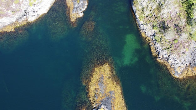 Norwegische Meeresfelsen in der Nähe der Meeresküste Wunderschönes Meerwasser Blauer Himmel und schöne Sonnenstrahlen