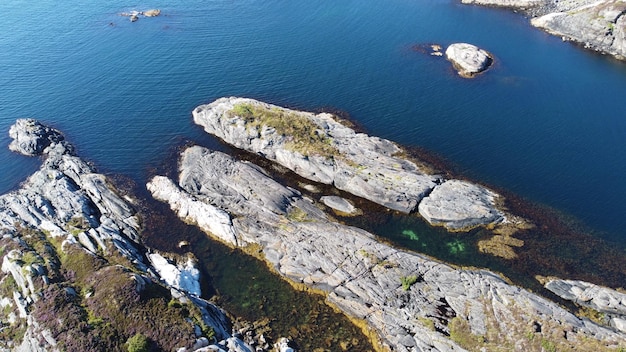 Norwegische Meeresfelsen in der Nähe der Meeresküste Wunderschönes Meerwasser Blauer Himmel und schöne Sonnenstrahlen