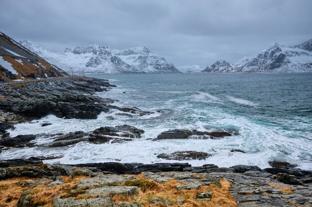 Foto norwegische meereswellen an der felsigen küste der lofoten, norwegen