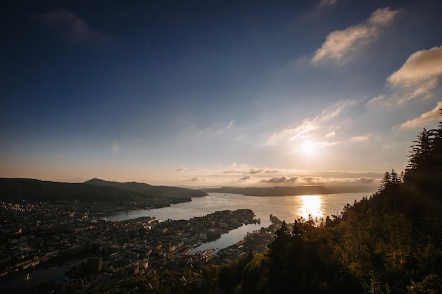 Norwegische Stadt Bergen aus der Vogelperspektive bei Sonnenuntergang