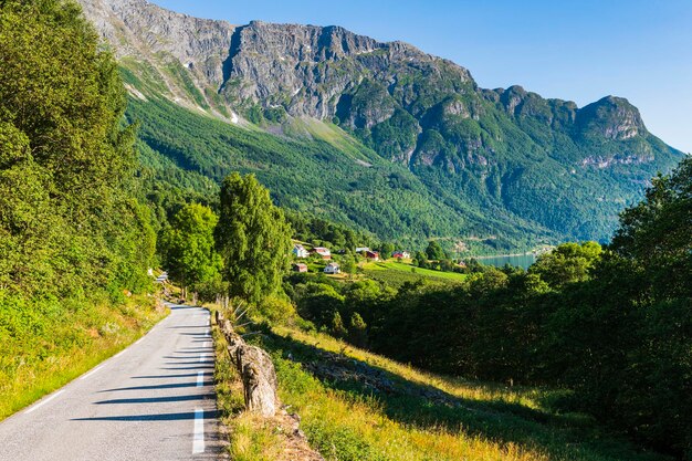 Foto norwegische straße durch fjordlandschaft