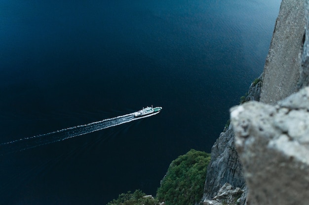 Norwegischer Dampf unter den Felsen