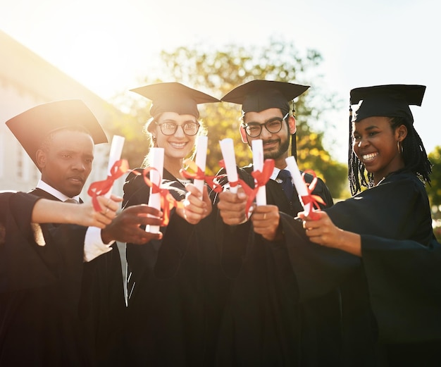 Nós apenas começamos Foto de um grupo de estudantes segurando seus diplomas juntos no dia da formatura