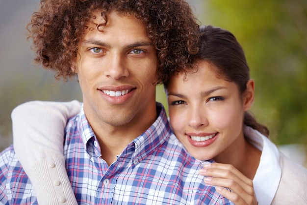 Nos apoyamos mutuamente Foto de una joven pareja feliz pasando un día juntos al aire libre