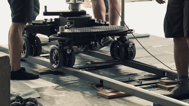 Nos bastidores da configuração do dolly para a produção de filmagem de vídeo com equipamento profissional