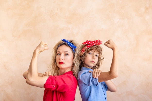 Nós podemos fazer isso! o dia da mulher. 8 de março. conceito de férias de primavera.